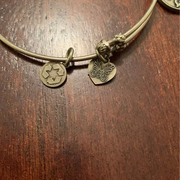 Live Laugh Love Bracelet - Picture 3 of 5